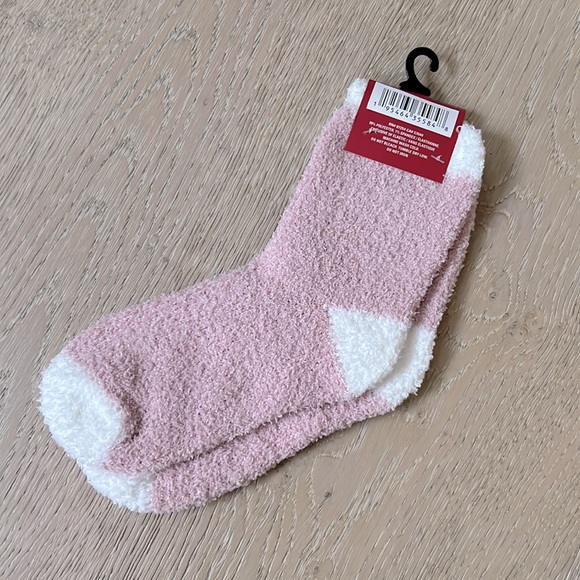 💜 FREE w/ $50+ purchase. Pink fuzzy soft socks. One size. Adult. Women’s. NWT. - Picture 2 of 2